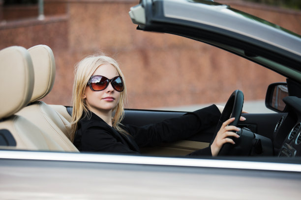 年轻女子开敞篷车图片下载