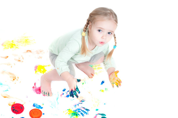 小女孩在玩颜色图片下载