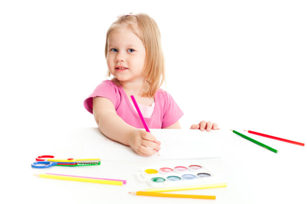 小女孩用红铅笔孤立图片下载