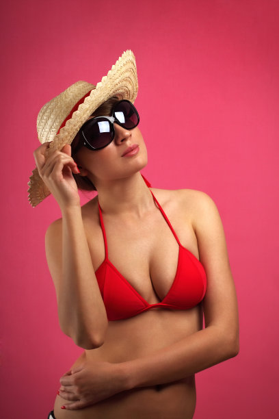 戴墨镜的年轻女子图片下载