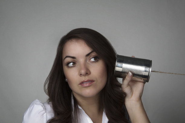 女人在锡罐上串电话图片下载