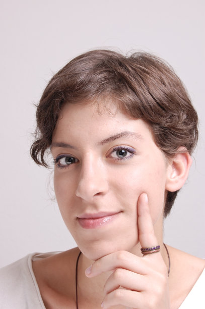 小女孩看着照相机图片下载