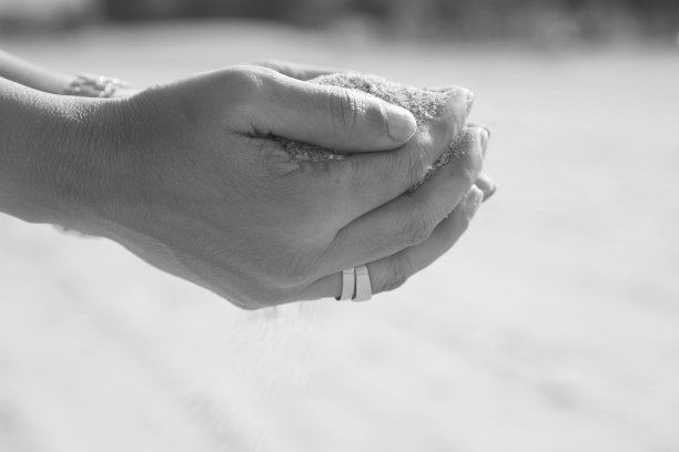 沙子在手里图片下载