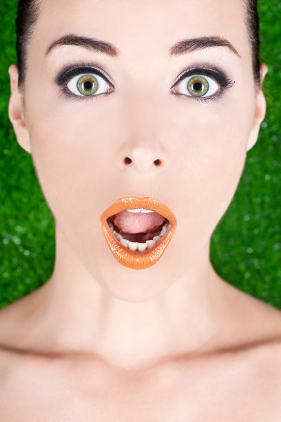 漂亮的女人，睁着大大的绿眼睛，有光泽的嘴唇图片下载