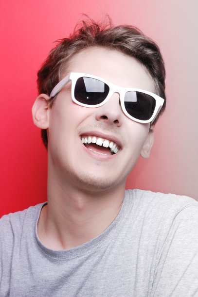 戴着白色太阳镜的年轻人图片下载