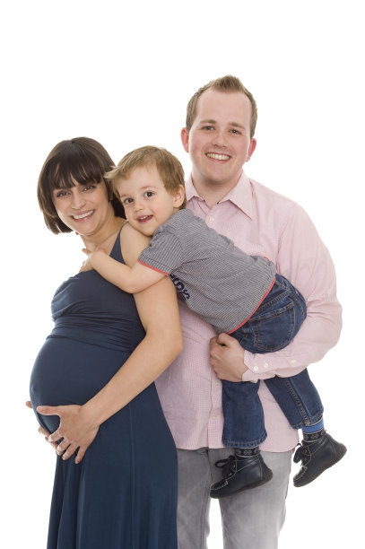 微笑的爸爸和怀孕的妈妈的孩子图片下载