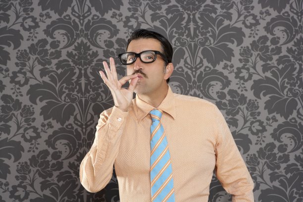 做出OK手势的复古书呆子商人图片下载