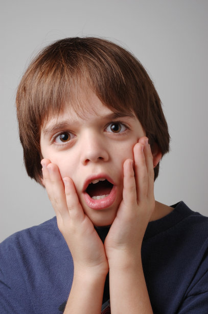 表情惊讶的男孩图片下载