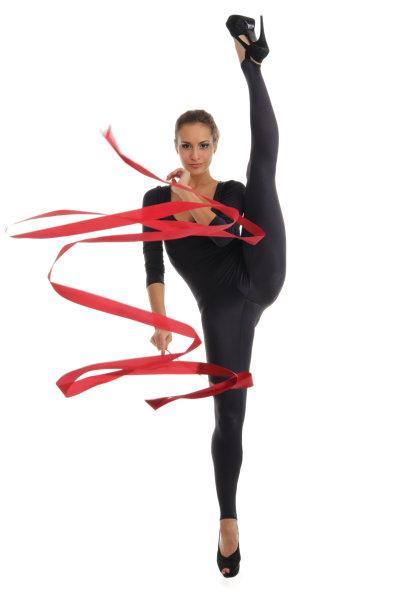 年轻女子用丝带做垂直的带子图片下载