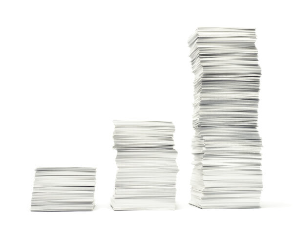 三堆白纸黑字的文件图片下载