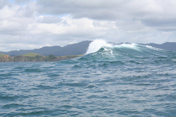 海浪拍打着淹没的岩石图片下载