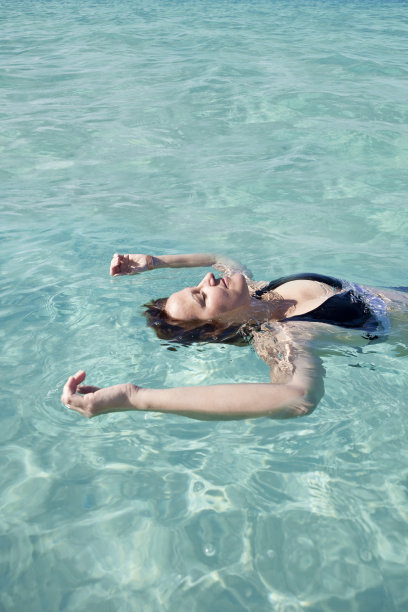 在海上飘浮放松的女人图片下载