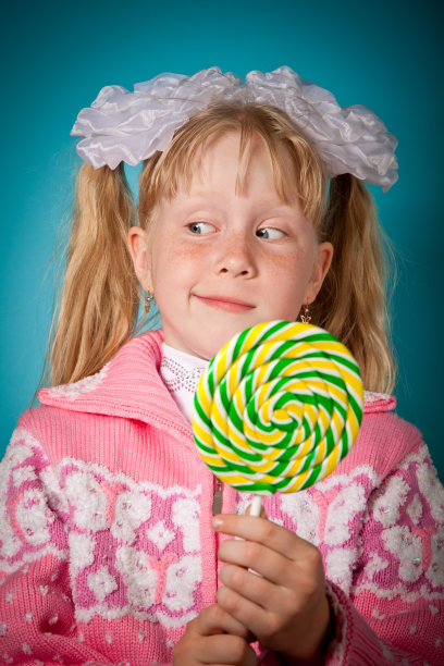 拿着大棒棒糖的狡猾女孩图片下载