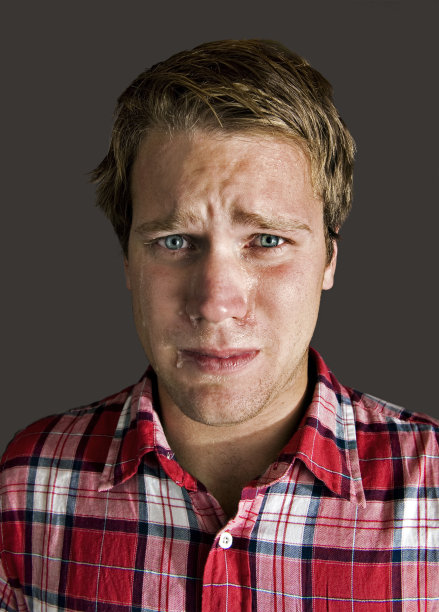 悲伤的年轻人图片下载