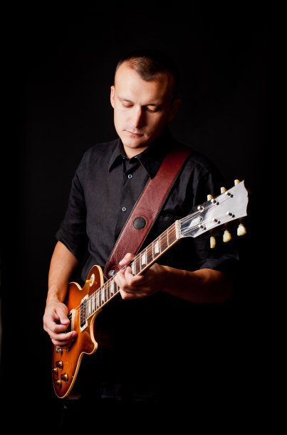 人弹吉他图片下载