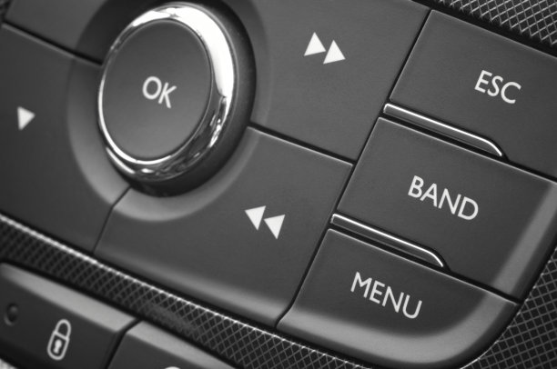 近照的现代汽车仪表盘与控制按钮图片下载