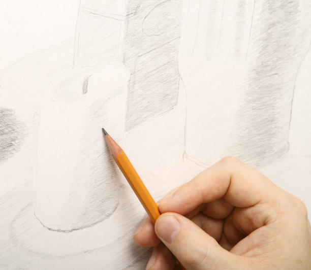手里拿着铅笔画画图片下载