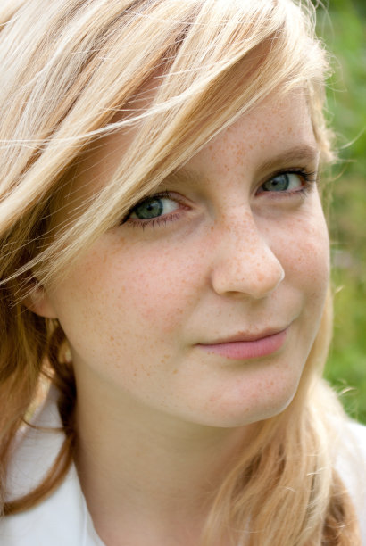 美丽少女在自然环境图片下载