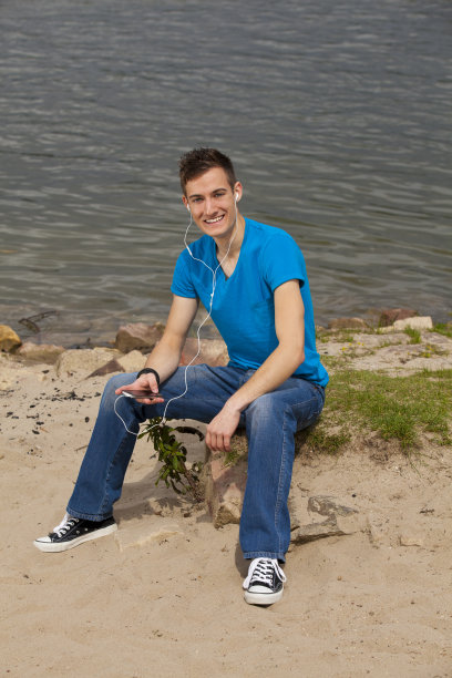 微笑着听音乐的年轻人图片下载