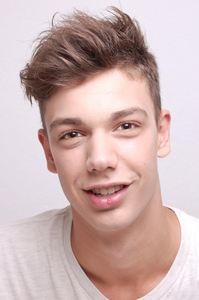 年轻人孤立在灰色图片下载