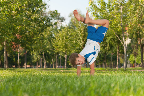 在草地上练习图片下载