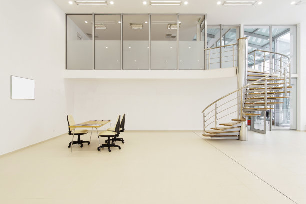 一张带楼梯的空房间的照片图片下载