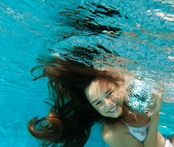 水下有迪斯科球的女孩图片下载