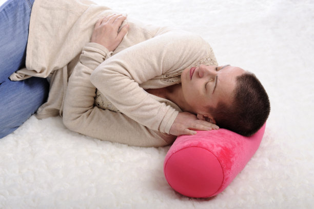 睡在地毯上的女人图片下载