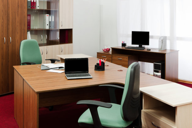 现代风格的办公家具配绿色办公椅图片下载