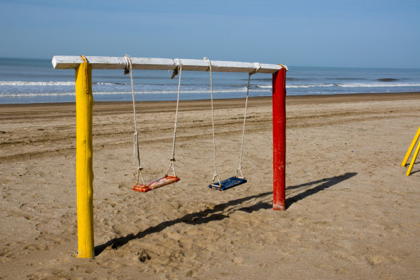 在海滩荡秋千图片下载