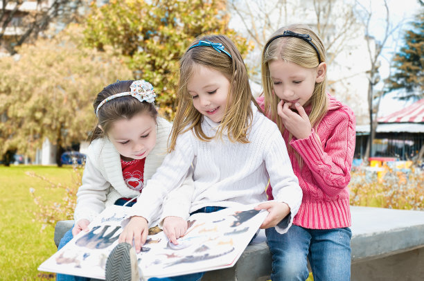 三姐妹在公园里图片下载