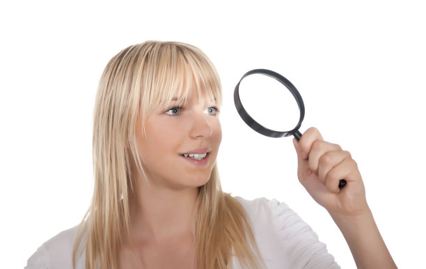 拿着放大镜的年轻女子图片下载