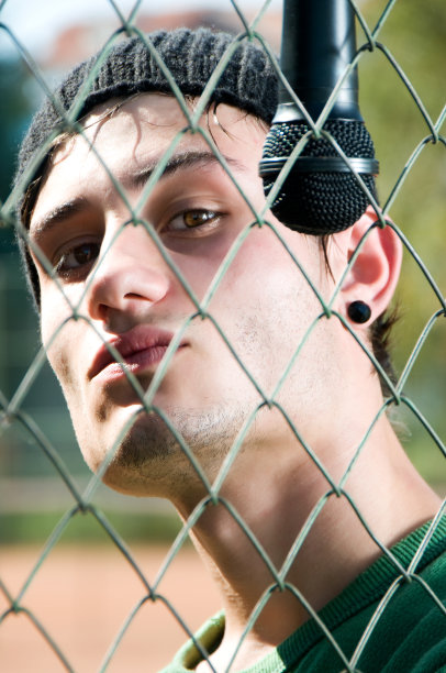 拿着麦克风的嘻哈男图片下载