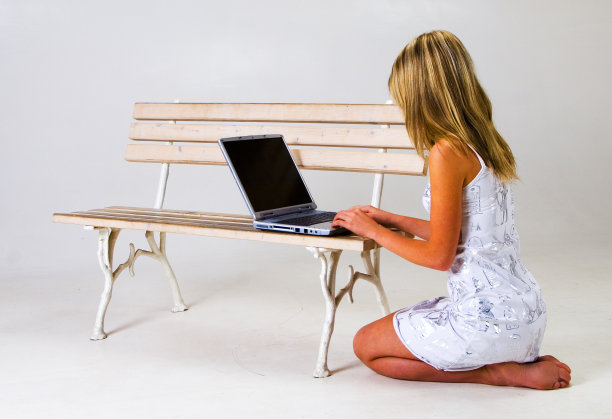 笔记本电脑的女孩图片下载