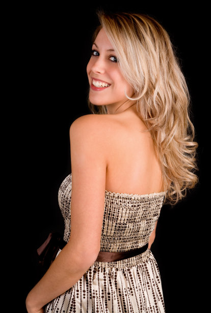 美丽的金发女士在米色裙子向后看图片下载