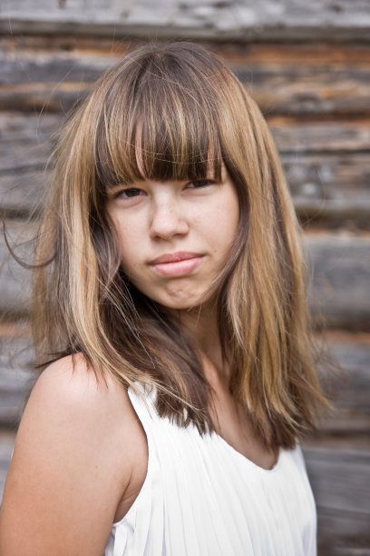 女孩靠在木墙上图片下载