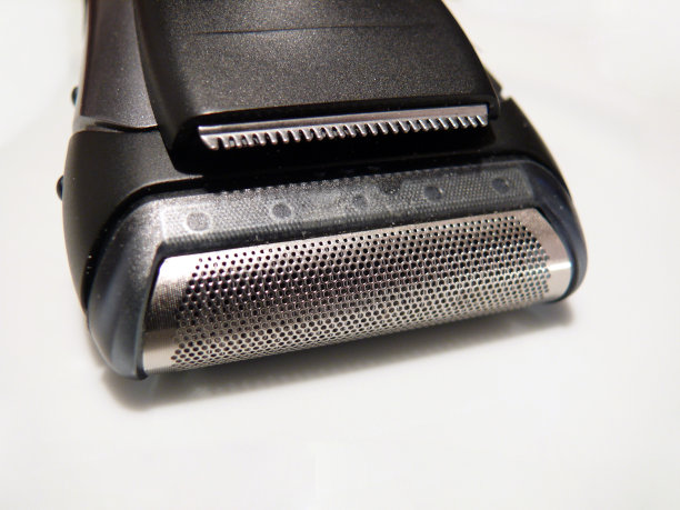 电动剃须刀孤立在白色背景图片下载