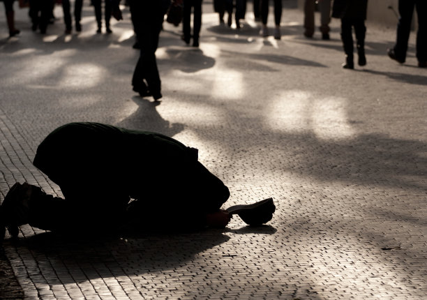 跪在人行道上的乞丐图片下载