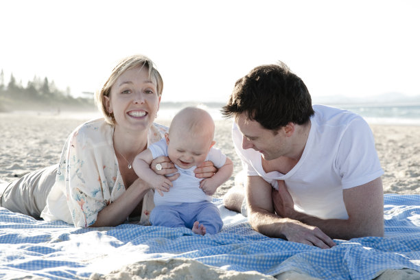 年轻的家庭在海滩上图片下载