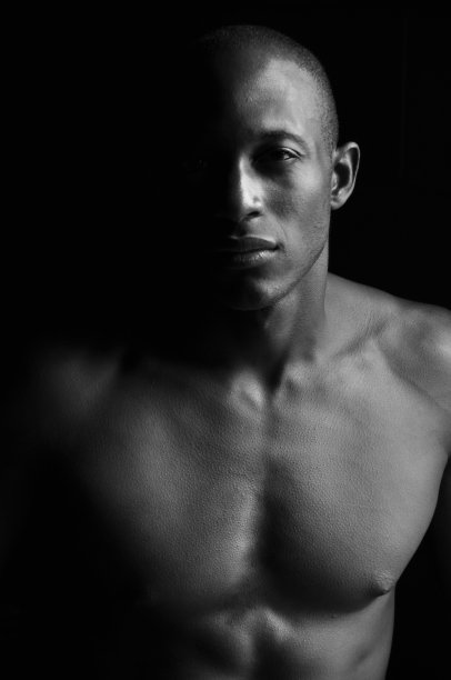 人在黑暗中图片下载