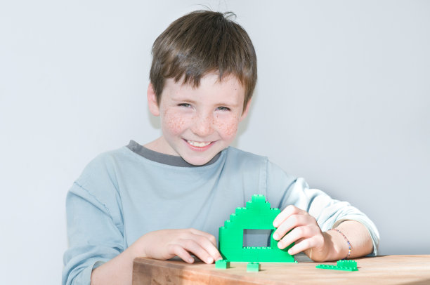 小男孩玩绿色建筑图片下载