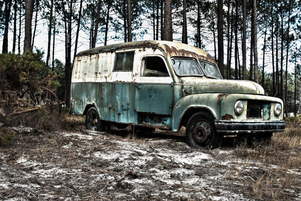 被遗弃的卡车在野外图片下载