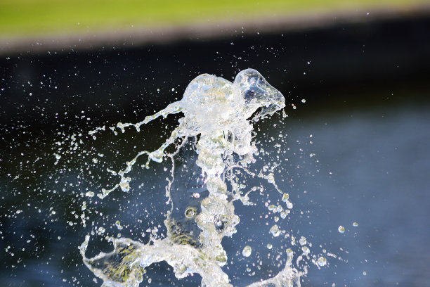 水飞溅。图片下载