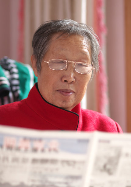 老女人读图片下载