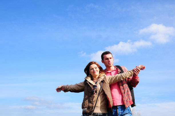 快乐的年轻夫妇图片下载