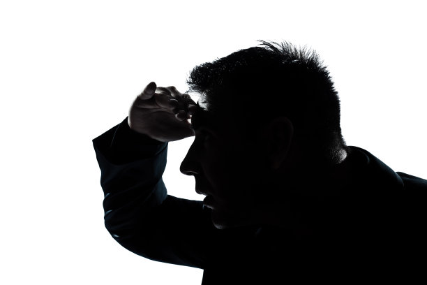 剪影男子肖像向前看手势图片下载