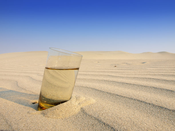 沙漠中的水图片下载