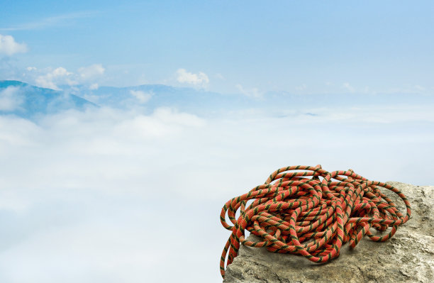 岩石上的攀岩绳图片下载