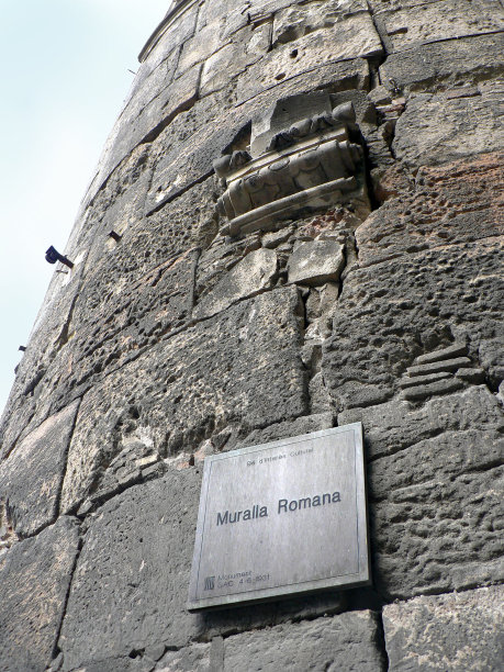 西班牙巴塞罗那的一段罗马城墙图片下载