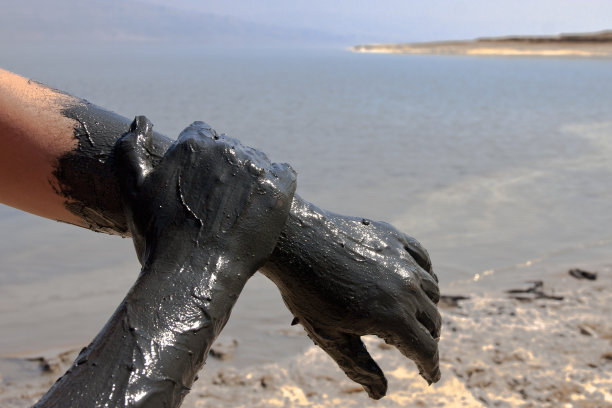 涂抹死海泥图片下载